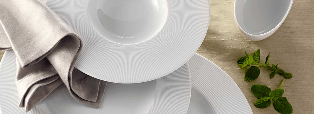 Corby Hall Raio Round Plate Catalog Number: 051 0020 | Dimensions: 9 1/2 in (24 cm)